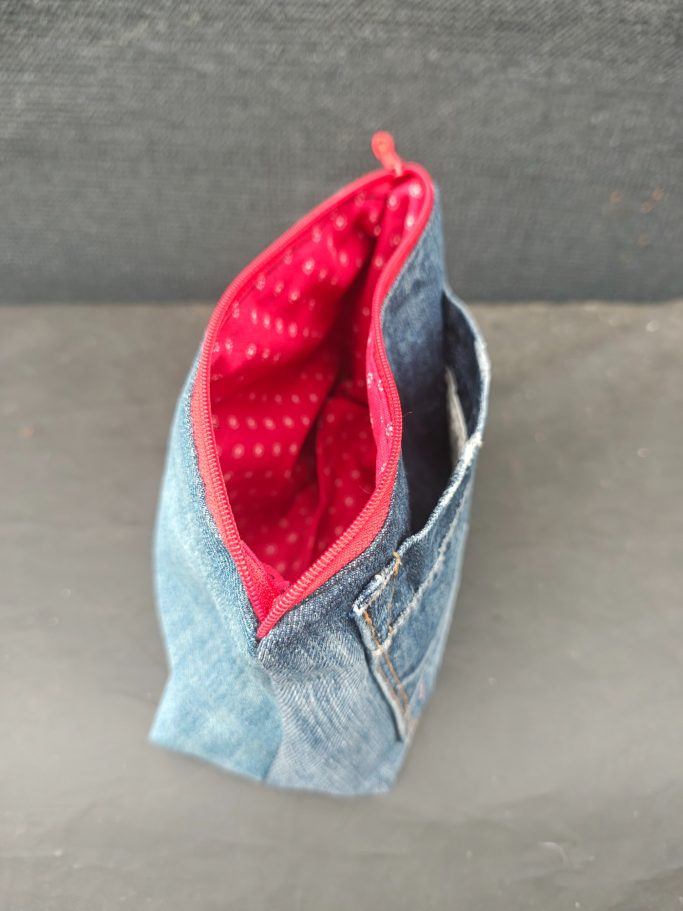 Außen Jeans, innen roter Stoff